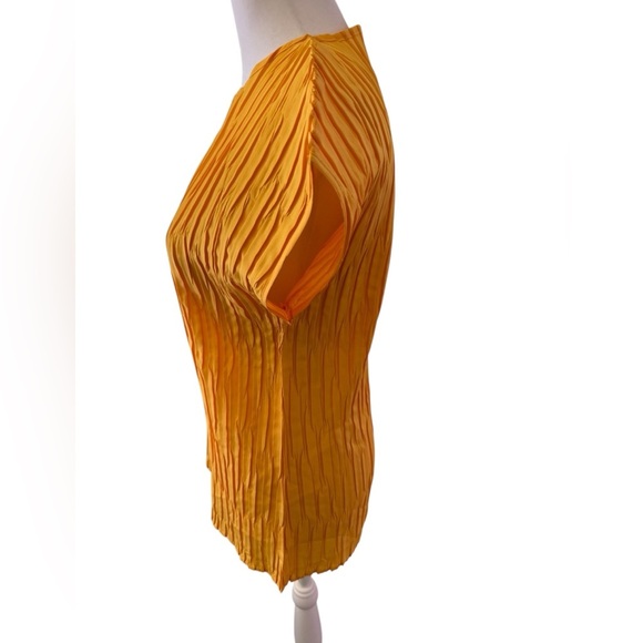 Womens Orare vintage gold pleated top with cap sleeves. EUC Size Medium - Picture 5 of 7